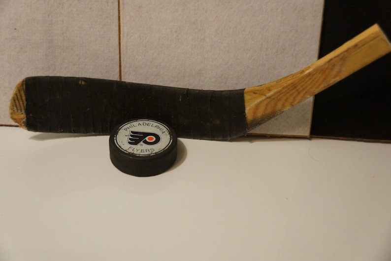 NHL Team Hockey Puck Display image 1