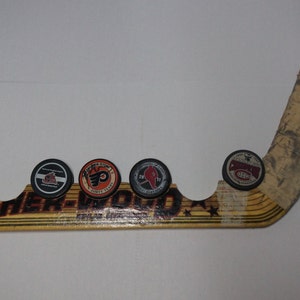 Goalie stick 6 Puck display