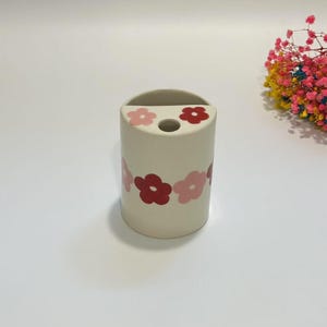 Cute Daisy Flowers Travel Mug, Handmade Pottery Mug, To Go Ceramic Tumbler, Hand-painted Sip Mug,Coffee Cup Sip Mug,Birthday Gift,Mug Gifts
