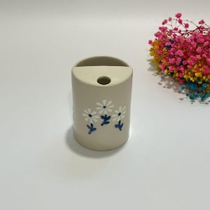Hand Painted White Daisy Ceramic Travel Mug,To Go Ceramic Tumbler, Hand-painted Sip Mug,Coffee Cup Sip Mug,Flowers Pottery Mug,Birthday Gift