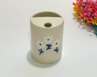 Hand Painted Daisy Ceramic Travel Mug: 17 oz Pottery Tumbler