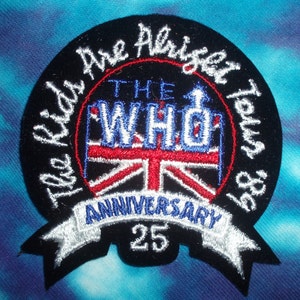 以下が含まれることがあります： 「The Kids Are Alright Tour 1982」と「The Who 25th Anniversary」の文字が刺繍された黒と白のワッペン。ワッペンには赤、白、青のユニオンジャックの旗が描かれている
