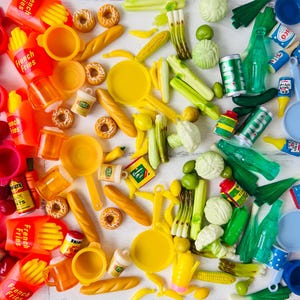 Vintage Miniature Essen Trinkets • Set von 12 winzigen Puppenhaus Küche Spielzeug • Party Favors Kaugummiautomat Charms