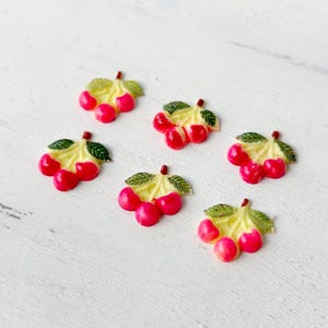 Cabachons de fruits en plastique vintage • Breloques à dos plat pomme cerise banane • Fabriqué au Japon peint à la main