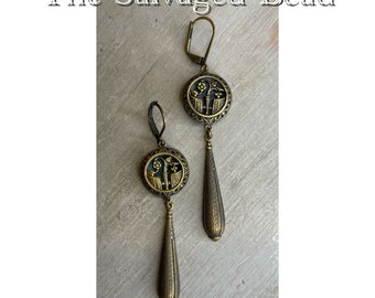 Antike viktorianische Ohrringe aus Messing und schwarzen Knöpfen, etwa aus den 1880er Jahren von The Salvage Bead