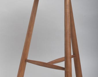Hoker barowy International Design Saddle Bar, kolor orzechowy, drewno jesionowe