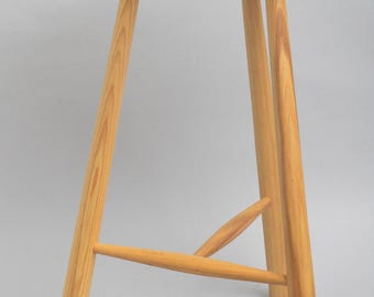 Hoker barowy International Design Saddle, wysokość baru z naturalnego drewna jesionowego