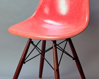 krzesło Herman Miller widemount z nogami z orzecha włoskiego