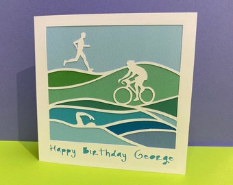 Carte triathlon - Carte d’anniversaire - Carte découpée en papier - Personnalisée - Carte de vœux faite à la main pour un triathlète - pour lui, pour elle, fils, fille