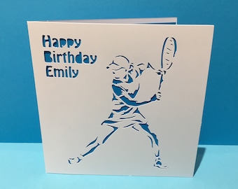 Könnte beinhalten: Weiße Karte mit einem ausgeschnittenen Design einer Person, die Tennis spielt. Die Karte sagt "Happy Birthday Emily".
