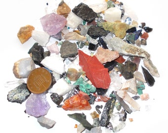 Puede incluir: Una colección de piedras coloridas, ásperas y pulidas, incluyendo amatista, cuarzo y malaquita. Una moneda británica de un penique se incluye para la escala.