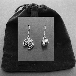 Pie and coffee earrings: Supernatural prop replica jewelry, Twin Peaks cosplay jewellery