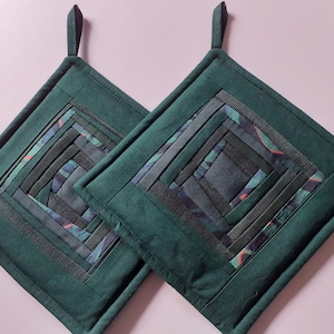 Pot Holders Set of 2 Modern Quilted Patchwork Potholders  Padded Fabric Pads Kitchen Decor