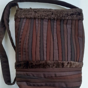Ręcznie robiona patchworkowa torba na ramię: brązowa pikowana torba z zamkiem błyskawicznym