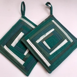Green Pot Holders Quilted Patchwork Hand Crafted Kitchen Decor Set Of 2