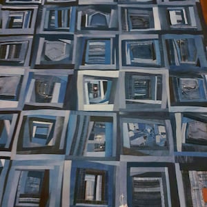 Pode incluir: Uma colcha de retalhos feita de ganga reciclada em vários tons de azul. A colcha apresenta um padrão de grade de blocos quadrados, cada um mostrando diferentes texturas de ganga e detalhes de bolso. O design geral é uma mistura de ganga clara e escura.