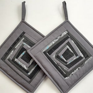 Pot Holders Set of 2 Modern Quilted Patchwork Potholders  Padded Fabric Pads Kitchen Decor