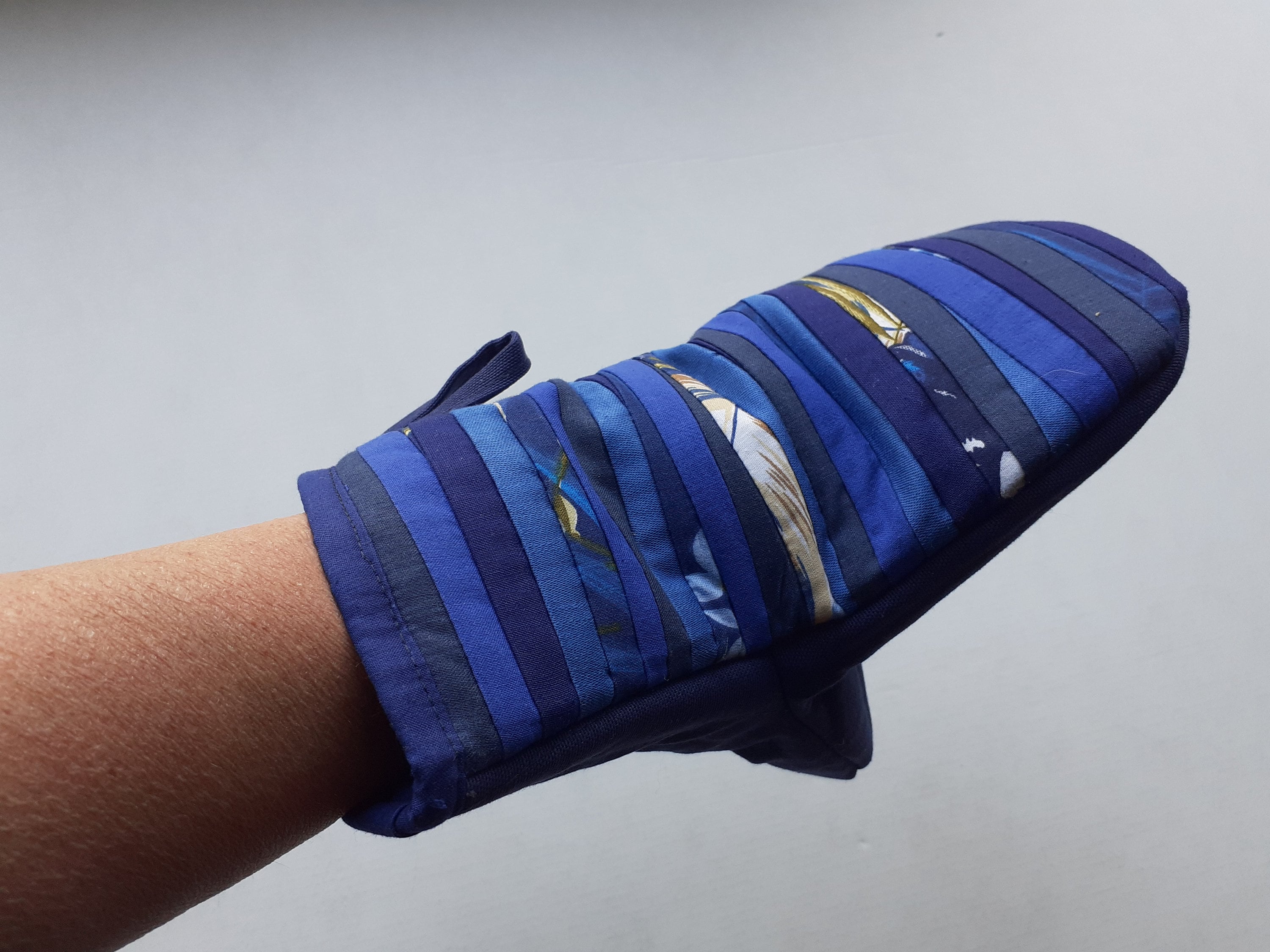 Mitaines de cuisine bleues, gants de cuisine épais, batterie de cuisine