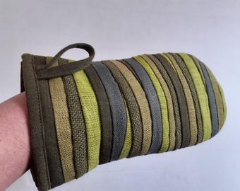 Guante de cocina acolchado hecho a mano con diseño de patchwork: rojo y blanco.