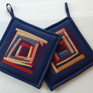 Juego de 2 agarraderas de tela acolchadas de patchwork hechas a mano en azul y amarillo para decoración de cocina