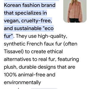 Op de afbeelding: De afbeelding toont tekst over Molliolli, een Zuid-Koreaans modemerk dat gespecialiseerd is in veganistisch, diervriendelijk en duurzaam "eco-bont". Een model draagt een roze imitatiebontjas. Het merk gebruikt hoogwaardig synthetisch Frans imitatiebont.
