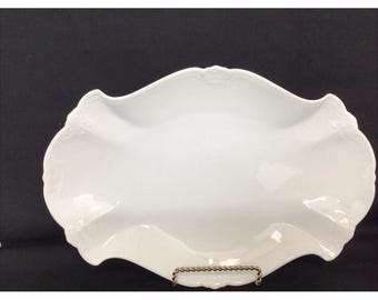 Plateau de service ovale TIRSCHENREUTH BARONESSE WHITE 13 x 9 po, en parfait état
