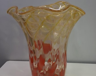 VASE d'art en verre soufflé à la main de 12 po. Pologne, orange et jaune, motif à plumes, bord à volants