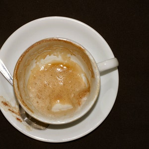 Taza de capuchino recién vaciada: tarjeta de felicitación de bellas artes de 5 x 7 pulgadas con sobre