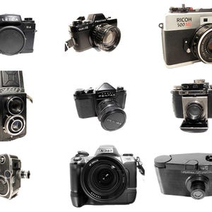 Peut inclure: Collection de différents appareils photo vintage. Comprend un Leica R4, Pentax Auto 110, Ricoh 500 ME, Rolleiflex, Nikon, et d'autres. Les appareils photo sont noirs et argentés, avec des objectifs et des cadrans.