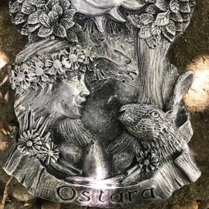 Ostara Sabbat Plakette mit silberfarbenem Finish. Mädchen mit Federhase.