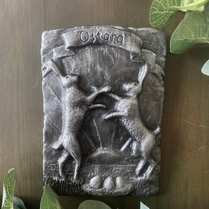 Lutando contra lebres. Placas de sabá ‘Ostara’ com acabamento prateado