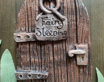 Large Fairy door with ‘Fairy sleeping’ wall plaque in metallic finish.16cm