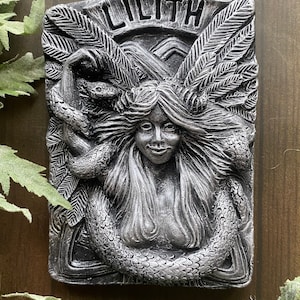 Lilith, Göttin der Unterwelt, Wandbild mit silberfarbener Lackierung