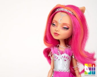 Axelia the Warrior of Faith - OOAK Monster High Howleen Repaint