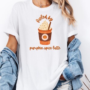 Pumpkin Spice Latte T-Shirt, gemütliches Herbstkaffee-Liebhaber-Shirt, Herbstkaffee-Grafik-T-Shirt, Herbstästhetik-Shirt, gemütliche saisonale Outfit-Idee