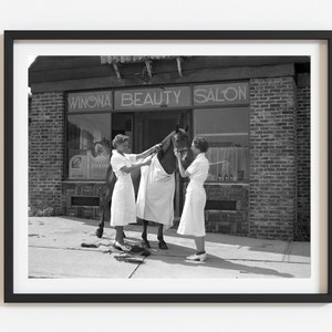 Retro wall art, 1930&#39;s funny horse getting haircut photo print, Vintage style salon decor, Hairstylist gift, Horse lover gift