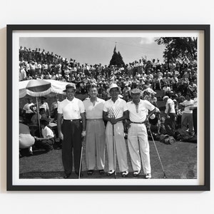 Puede incluir: Cuatro hombres con camisas blancas y sombreros est&aacute;n de pie en un campo de golf con sus palos de golf. Est&aacute;n rodeados por una gran multitud de espectadores.