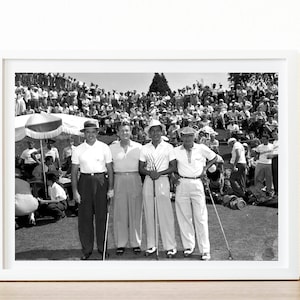 Puede incluir: Cuatro hombres con camisas blancas y sombreros est&aacute;n de pie en un campo de golf con palos de golf en la mano. Est&aacute;n rodeados por una gran multitud de espectadores.