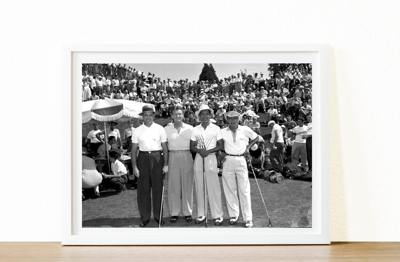 Puede incluir: Cuatro hombres con camisas blancas y sombreros est&aacute;n de pie en un campo de golf con palos de golf en la mano. Est&aacute;n rodeados por una gran multitud de espectadores.