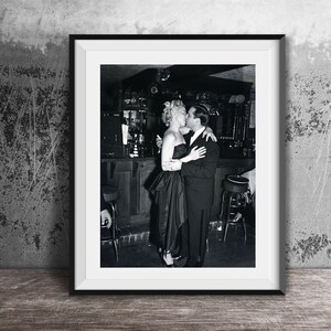 Vintage Kissing Couple Archival Photo Print: Retro-Style Black and White Wall Art, Custom Sizes zdjęcie 6