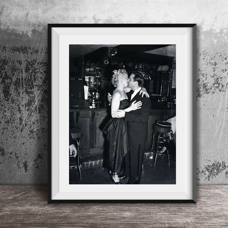 Vintage Kissing Couple Archival Photo Print: Retro-Style Black and White Wall Art, Custom Sizes zdjęcie 6