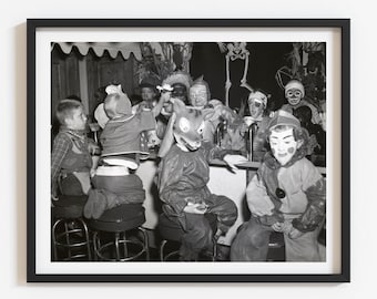 Foto de fiesta de disfraces de Halloween de 1948: Impresión personalizada en blanco y negro, arte mural retro, divertido y espeluznante - Seleccione el tamaño