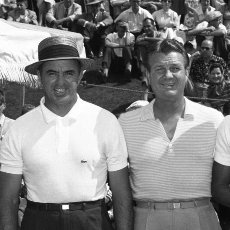 Puede incluir: Dos hombres con camisas blancas y pantalones se encuentran de pie juntos. El hombre de la izquierda lleva un sombrero de paja y sonr&iacute;e. El hombre de la derecha lleva una camisa a rayas y tiene una expresi&oacute;n seria.
