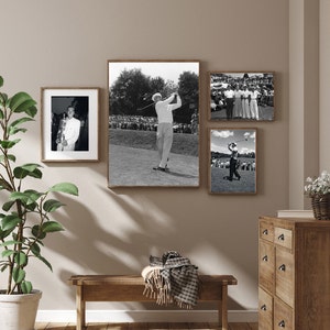 Puede incluir: Una pared de galer&iacute;a con cuatro fotograf&iacute;as en blanco y negro enmarcadas de golfistas. Las fotos est&aacute;n colgadas en una pared de color beige claro. Un banco de madera con una manta se encuentra frente a la pared. Una c&oacute;moda de madera con cajones est&aacute; a la derecha de la imagen.