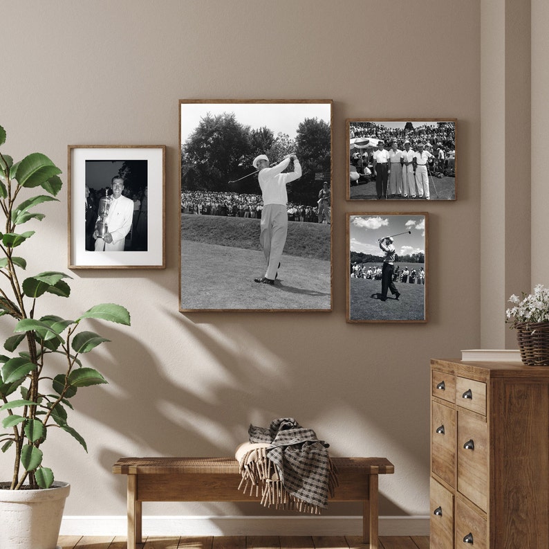 Puede incluir: Una pared de galer&iacute;a con cuatro fotograf&iacute;as en blanco y negro enmarcadas de golfistas. Las fotos est&aacute;n colgadas en una pared de color beige claro. Un banco de madera con una manta se encuentra frente a la pared. Una c&oacute;moda de madera con cajones est&aacute; a la derecha de la imagen.