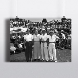 Puede incluir: Cuatro hombres con traje y sombrero est&aacute;n de pie en un campo de golf con palos de golf en la mano. Est&aacute;n rodeados por una gran multitud de espectadores.