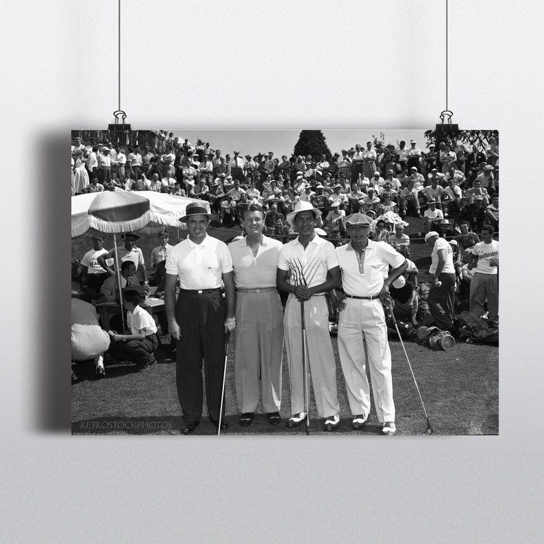 Puede incluir: Cuatro hombres con traje y sombrero est&aacute;n de pie en un campo de golf con palos de golf en la mano. Est&aacute;n rodeados por una gran multitud de espectadores.