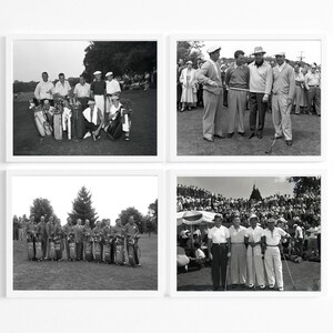 Puede incluir: Cuatro fotograf&iacute;as en blanco y negro de grupos de hombres en un campo de golf. Los hombres llevan sombreros y sostienen palos de golf. Las fotos est&aacute;n enmarcadas en blanco.