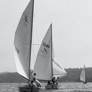 Arte náutico, impresión fotográfica vintage de regata de veleros, decoración de pared para casa de lago, reproducción personalizada en blanco y negro, seleccione el tamaño, decoración de verano para el hogar imagen 3