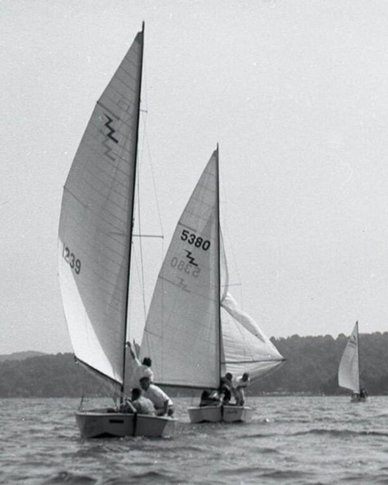 Arte náutico, impresión fotográfica vintage de regata de veleros, decoración de pared para casa de lago, reproducción personalizada en blanco y negro, seleccione el tamaño, decoración de verano para el hogar imagen 3